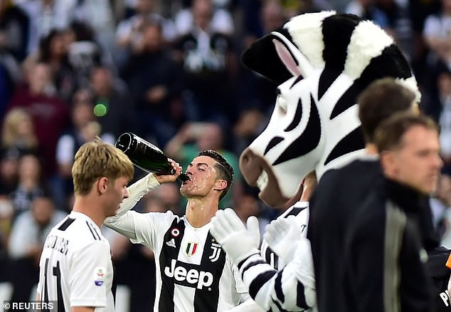 Ronaldo ăn hên, nâng cao chức vô địch đầu tiên từ khi chuyển sang Juventus - Ảnh 8.