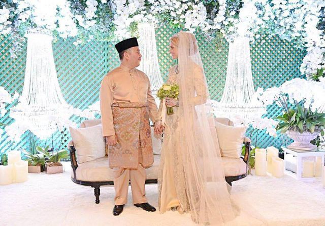 Hé lộ những hình ảnh đầu tiên về cô dâu thường dân Thụy Điển, chiếm trọn trái tim Thái tử Malaysia trong đám cưới xa hoa - Ảnh 2.