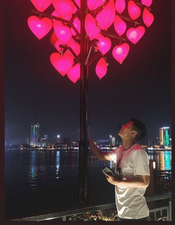Hà Đức Chinh hạnh phúc cùng bạn gái ở cầu tình yêu Đà Nẵng - Ảnh 3.