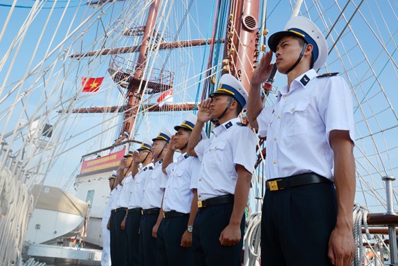 Hải quân Singapore đón Tàu buồm 286 Lê Quý Đôn cập cảng Changi - Ảnh 1.