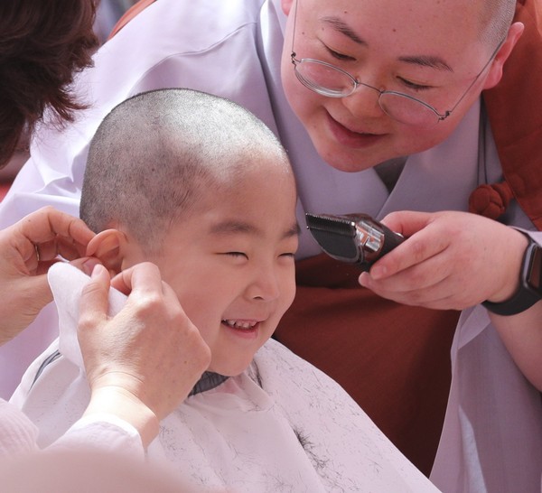 Cưng muốn xỉu trước 50 sắc thái của các chú tiểu ở Hàn Quốc trong ngày lễ Phật đản - Ảnh 2.