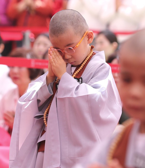 Cưng muốn xỉu trước 50 sắc thái của các chú tiểu ở Hàn Quốc trong ngày lễ Phật đản - Ảnh 12.