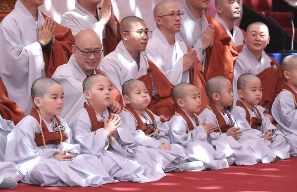 Cưng muốn xỉu trước 50 sắc thái của các chú tiểu ở Hàn Quốc trong ngày lễ Phật đản - Ảnh 15.