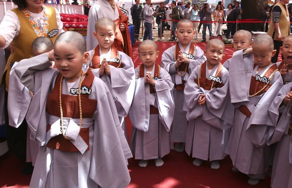 Cưng muốn xỉu trước 50 sắc thái của các chú tiểu ở Hàn Quốc trong ngày lễ Phật đản - Ảnh 16.