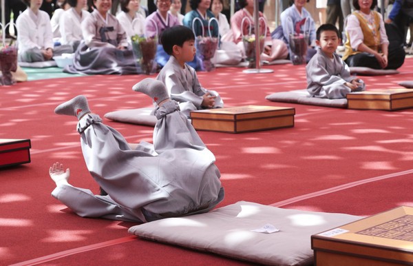 Cưng muốn xỉu trước 50 sắc thái của các chú tiểu ở Hàn Quốc trong ngày lễ Phật đản - Ảnh 4.