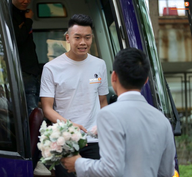 Dàn sao Hà Nội FC hóa soái ca áo trắng đến dự lễ cưới Hùng Dũng - Ảnh 3.