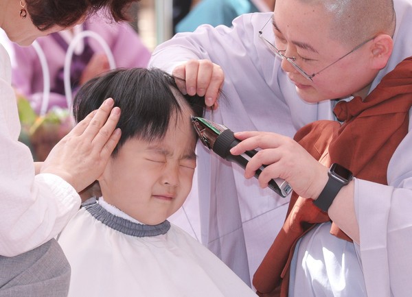 Cưng muốn xỉu trước 50 sắc thái của các chú tiểu ở Hàn Quốc trong ngày lễ Phật đản - Ảnh 5.