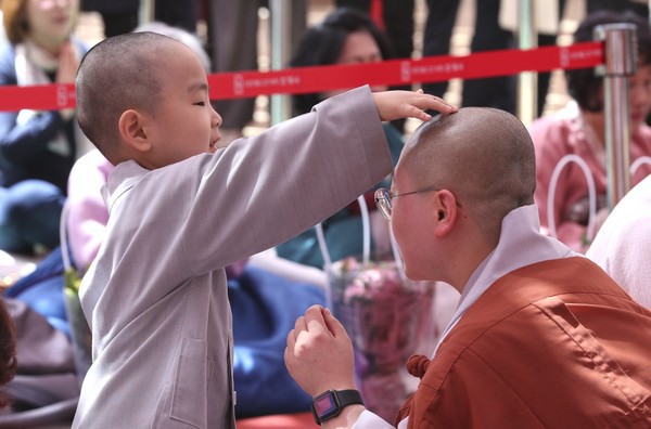 Cưng muốn xỉu trước 50 sắc thái của các chú tiểu ở Hàn Quốc trong ngày lễ Phật đản - Ảnh 7.