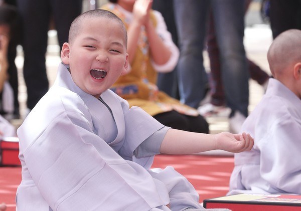 Cưng muốn xỉu trước 50 sắc thái của các chú tiểu ở Hàn Quốc trong ngày lễ Phật đản - Ảnh 10.