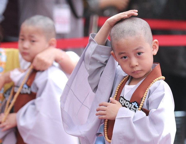 Cưng muốn xỉu trước 50 sắc thái của các chú tiểu ở Hàn Quốc trong ngày lễ Phật đản - Ảnh 11.