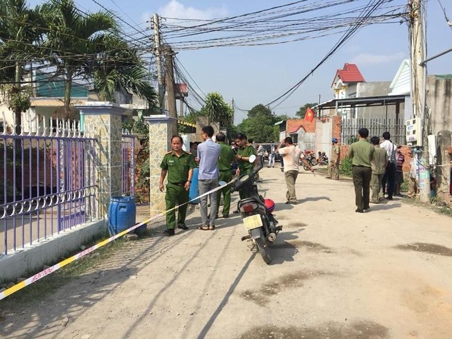 [Tường thuật từ hiện trường] Công an thu thập dấu vết dưới nền nhà vụ thảm sát 3 người trong một gia đình - Ảnh 18.