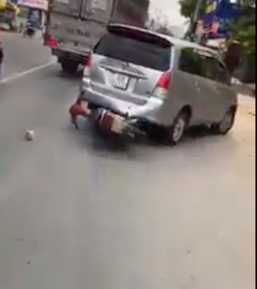 Clip CSGT truy đuổi xe ô tô nghi vấn như phim hành động trên đường phố ở Sài Gòn - Ảnh 2.