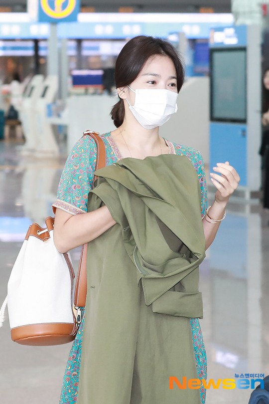 Báo Hàn đặt nghi vấn Song Hye Kyo không đeo nhẫn, nhưng vết bầm cùng hành động lấy áo che đi của cô mới gây chú ý - Ảnh 2.