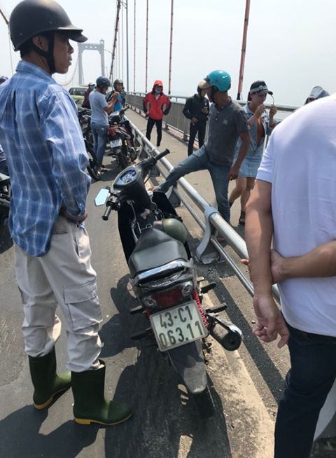 Nam thanh niên say rượu, bỏ lại đôi dép và xe máy trên cầu Thuận Phước rồi... đi bộ về nhà ngủ - Ảnh 1.