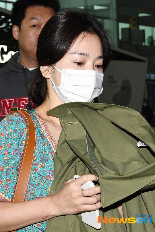 Báo Hàn đặt nghi vấn Song Hye Kyo không đeo nhẫn, nhưng vết bầm cùng hành động lấy áo che đi của cô mới gây chú ý - Ảnh 4.