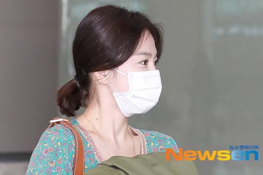 Báo Hàn đặt nghi vấn Song Hye Kyo không đeo nhẫn, nhưng vết bầm cùng hành động lấy áo che đi của cô mới gây chú ý - Ảnh 8.