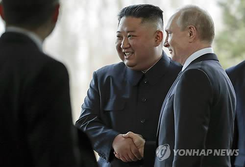 Giải mã ngôn ngữ cơ thể của hai nhà lãnh đạo Nga-Triều tại Hội nghị Vladivostok - Ảnh 1.
