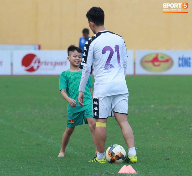 Trong ngày sinh nhật, Đình Trọng nhận muôn ngàn yêu thương từ mọi người trừ... đàn anh Văn Công - Ảnh 14.