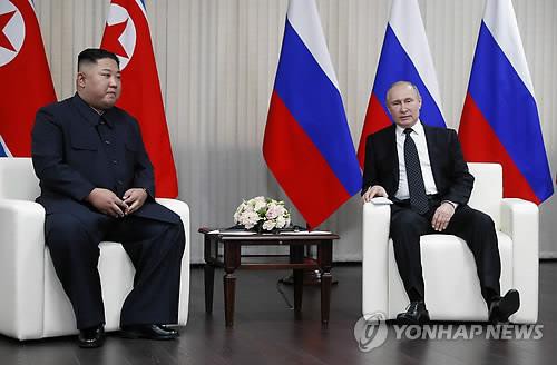 Giải mã ngôn ngữ cơ thể của hai nhà lãnh đạo Nga-Triều tại Hội nghị Vladivostok - Ảnh 3.