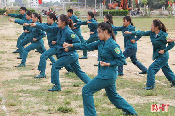 Xem dân quân vùng biển bãi ngang Hà Tĩnh huấn luyện chiến đấu - Ảnh 2.