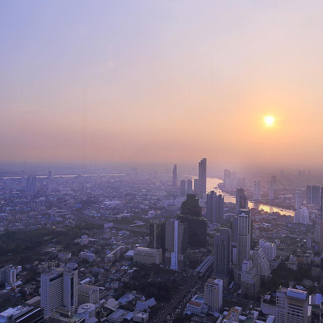 Dân tình hốt hoảng với sàn kính cao ở độ cao trên 300m ngắm trọn cảnh thủ đô Bangkok - Ảnh 3.