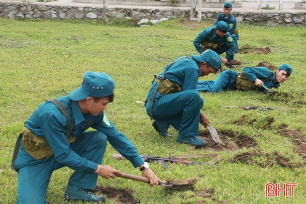 Xem dân quân vùng biển bãi ngang Hà Tĩnh huấn luyện chiến đấu - Ảnh 6.