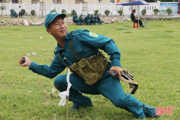 Xem dân quân vùng biển bãi ngang Hà Tĩnh huấn luyện chiến đấu - Ảnh 7.