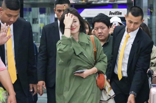 Song Hye Kyo trở lại với tóc ngắn cá tính, quay về Hàn Quốc vẫn tiếp tục lấy áo khoác che bụng  - Ảnh 1.