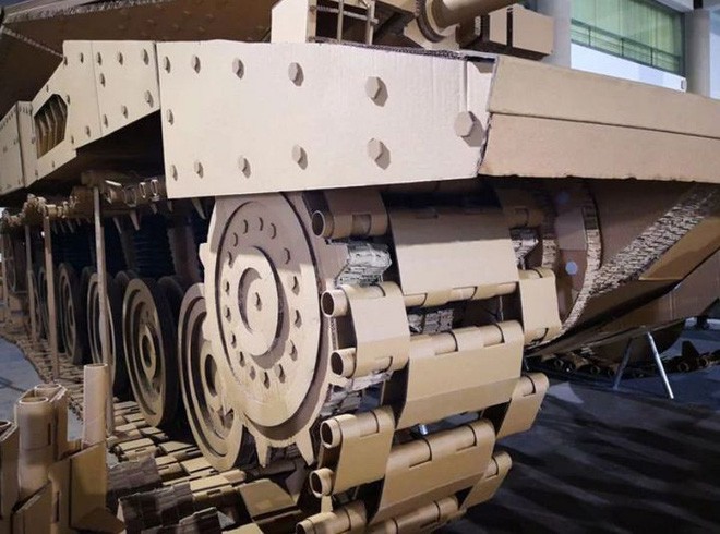 Kỳ công ghép hàng ngàn mảnh bìa carton thành mô hình xe tăng chiến đấu trông như thật với tỷ lệ 1:1 - Ảnh 2.