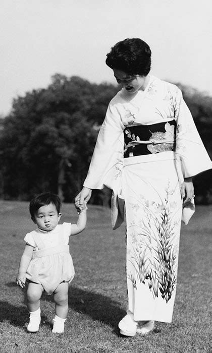 Hoàng hậu Michiko đã phá vỡ quy tắc nuôi dạy con của Hoàng gia Nhật như thế nào mà khiến cả dân Nhật ngưỡng mộ và tự hào - Ảnh 2.