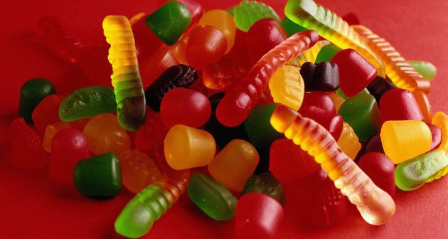 Clip: Quy trình sản xuất kẹo dẻo đầy màu sắc khiến bạn bất ngờ - Ảnh 3.
