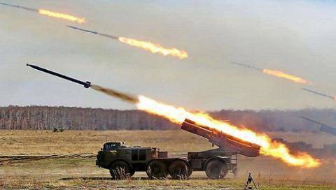 Nga phóng pháo phản lực Tornado-S lần đầu tiên ở Astrakhan - Ảnh 2.