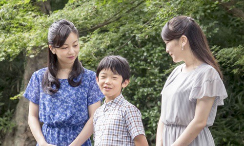 Nhật Bản: Truy tìm kẻ đặt dao vào ngăn bàn học của Hoàng tử 12 tuổi - Ảnh 1.