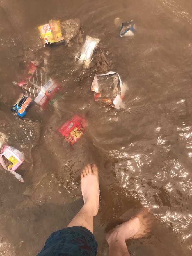 Kinh hãi cảnh rác nổi lềnh bềnh ở bãi biển Đồ Sơn, du khách vẫn vô tư xuống tắm - Ảnh 1.