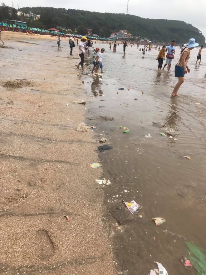 Kinh hãi cảnh rác nổi lềnh bềnh ở bãi biển Đồ Sơn, du khách vẫn vô tư xuống tắm - Ảnh 2.