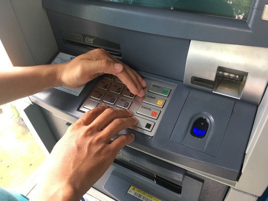 Nhiều chủ thẻ ngân hàng bị siết giao dịch trong dịp lễ để tránh bị đánh cắp - Ảnh 1.
