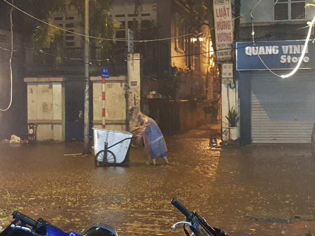 Hà Nội mưa lớn trong đêm khiến nhiều tuyến phố biến thành sông, khách Tây lội bì bõm - Ảnh 15.