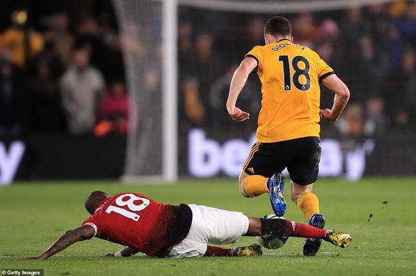 CĐV Man Utd không tiếc lời chê HLV Solskjaer sau trận thua Wolves - Ảnh 2.