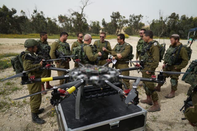 Israel vũ trang tận răng để chống người Palestine biểu tình ở biên giới Gaza - Ảnh 1.