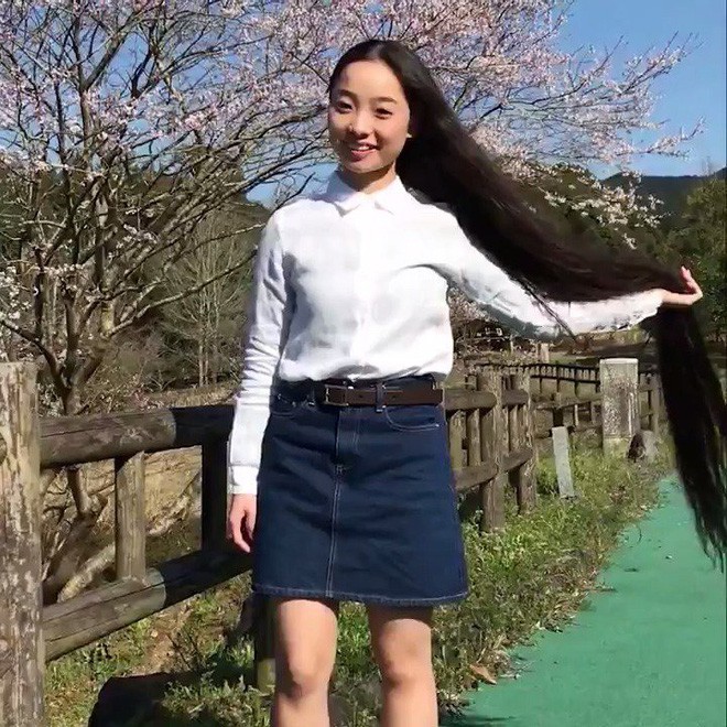 Bận ôn thi không thể cắt tóc, nữ sinh Nhật ẵm luôn danh hiệu cô gái có mái tóc dài nhất thế giới - Ảnh 3.