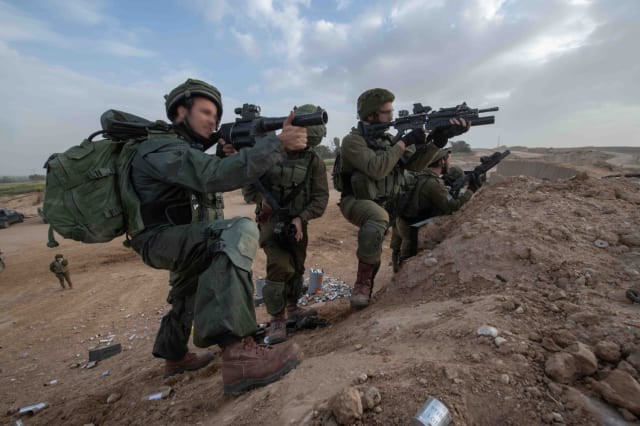 Israel vũ trang tận răng để chống người Palestine biểu tình ở biên giới Gaza - Ảnh 5.