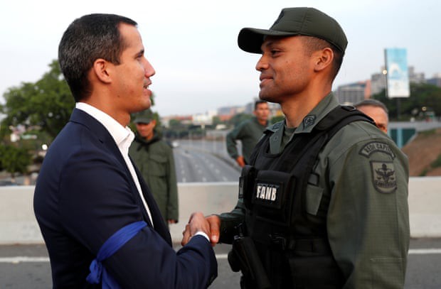 NÓNG: Ông Guaidó tuyên bố đảo chính ở Venezuela, có nhiều tiếng súng nổ bên ngoài căn cứ quân sự ở Caracas - Ảnh 1.