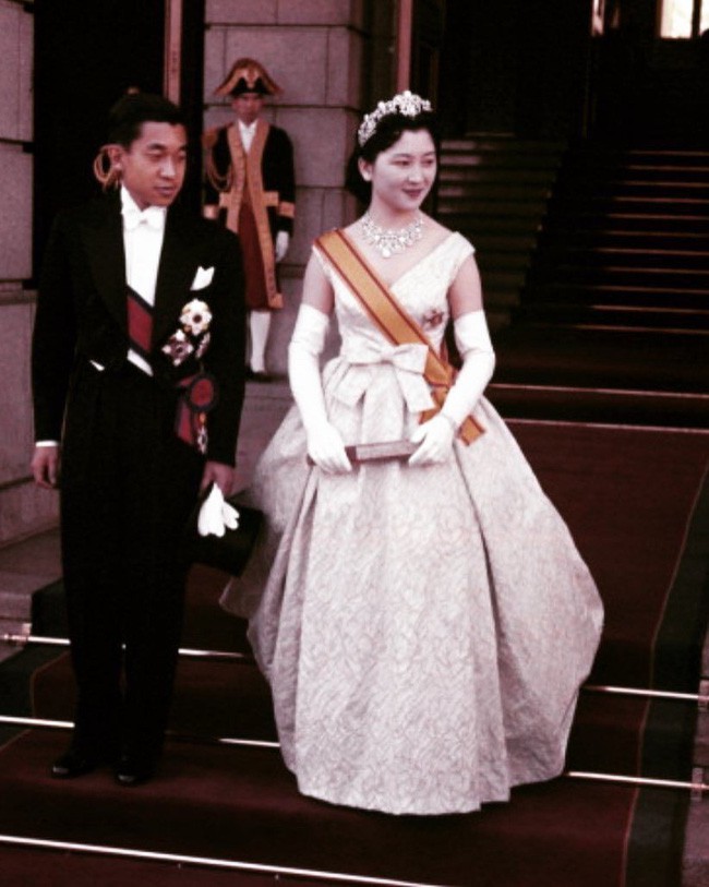 Con đường trở thành “mẫu nghi thiên hạ” của Hoàng hậu Nhật Bản Michiko và con dâu Masako: Chứa đầy máu và nước mắt cùng góc khuất đáng sợ ít ai biết - Ảnh 2.
