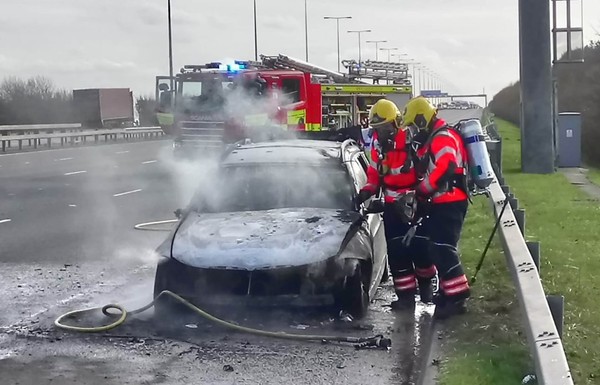 BMW bốc cháy trên đường cao tốc, cặp đôi thoát chết trong gang tấc - Ảnh 2.