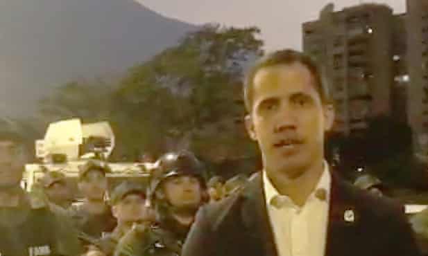 NÓNG: Ông Guaidó xuất hiện cùng 70 người mặc quân phục Venezuela, tuyên bố đảo chính quân sự - Ảnh 1.