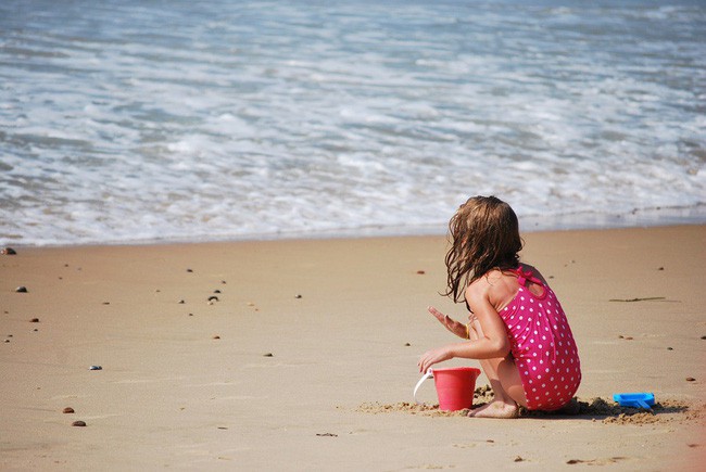 Không ngờ việc cho trẻ ra biển chơi lại có những lợi ích hay ho như thế này theo giải thích của các chuyên gia - Ảnh 2.