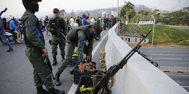 NÓNG: Ông Guaidó tuyên bố đảo chính ở Venezuela, có nhiều tiếng súng nổ bên ngoài căn cứ quân sự ở Caracas - Ảnh 1.