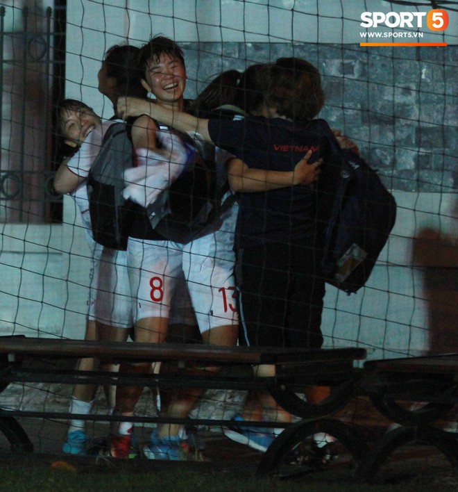 Cầu thủ U19 nữ Việt Nam khóc nức nở sau khi kịch tính giành vé dự Vòng chung kết U19 châu Á - Ảnh 11.