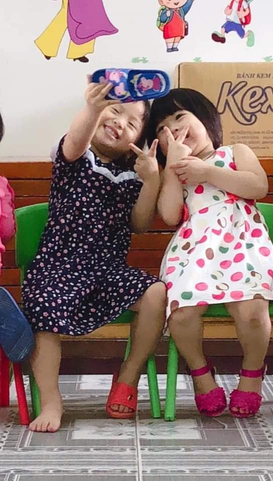 2 đứa bé cầm dép selfie trong lớp và đoạn clip dài hơn 1 phút khiến ai xem cũng tan chảy - Ảnh 4.