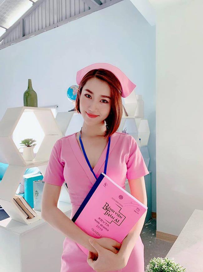 Thúy Ngân xinh đẹp, cá tính trong ngày ra mắt bộ phim gây tranh cãi về trang phục - Ảnh 2. Thúy Ngân xinh đẹp, cá tính trong ngày ra mắt bộ phim gây tranh cãi về trang phục - Ảnh 2.